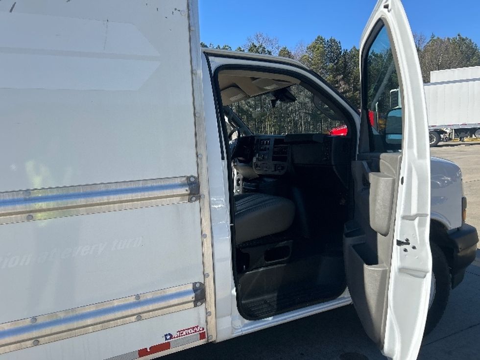 Light Duty Box Truck-Light and Medium Duty Trucks-GMC-2021-Savana G33503-Kennesaw-GA-105,164\n\t\tmiles-$ 29,500 - Image 19