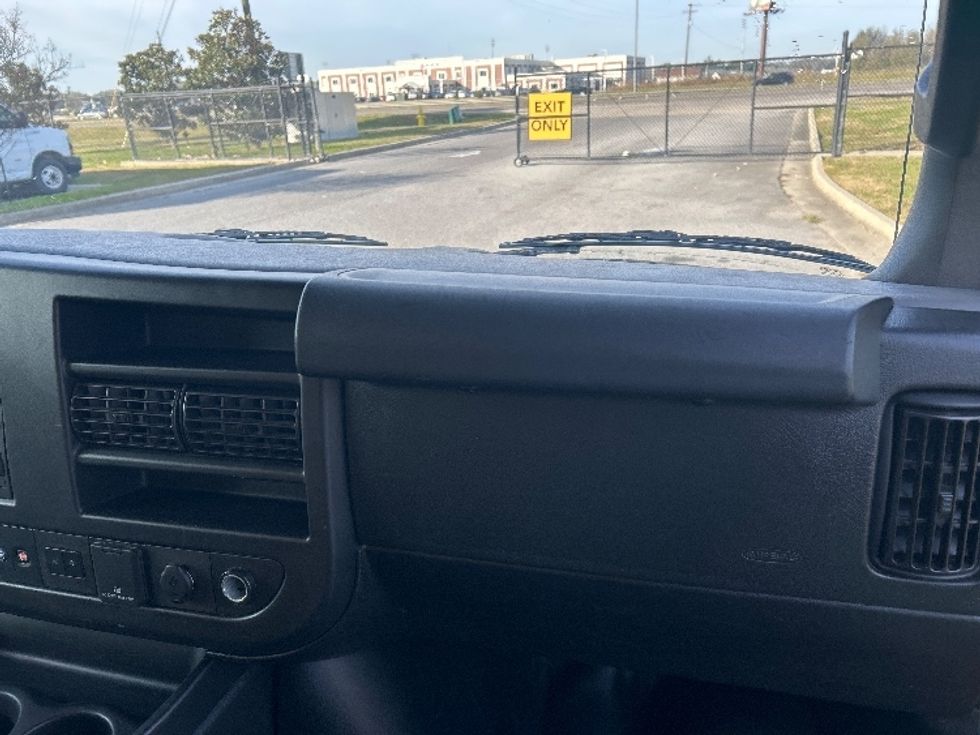 Light Duty Box Truck-Light and Medium Duty Trucks-GMC-2021-Savana G33503-Lafayette-LA-121,033\n\t\tmiles-$ 24,000 - Image 21