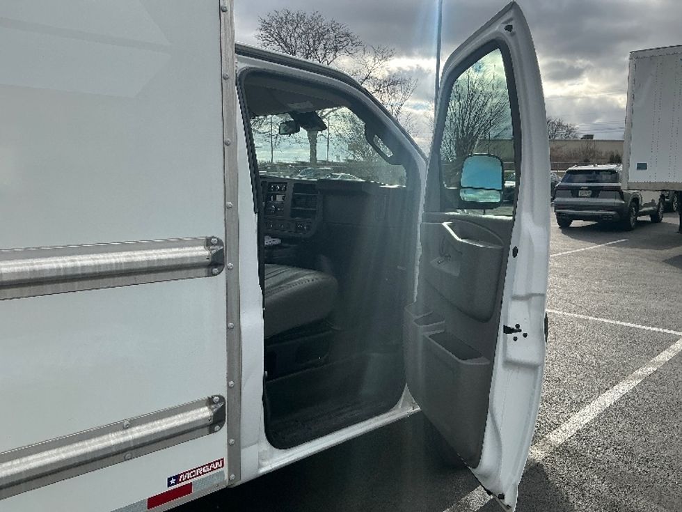 Light Duty Box Truck-Light and Medium Duty Trucks-GMC-2021-Savana G33503-Lexington-KY-75,366\n\t\tmiles-$ 30,750 - Image 19