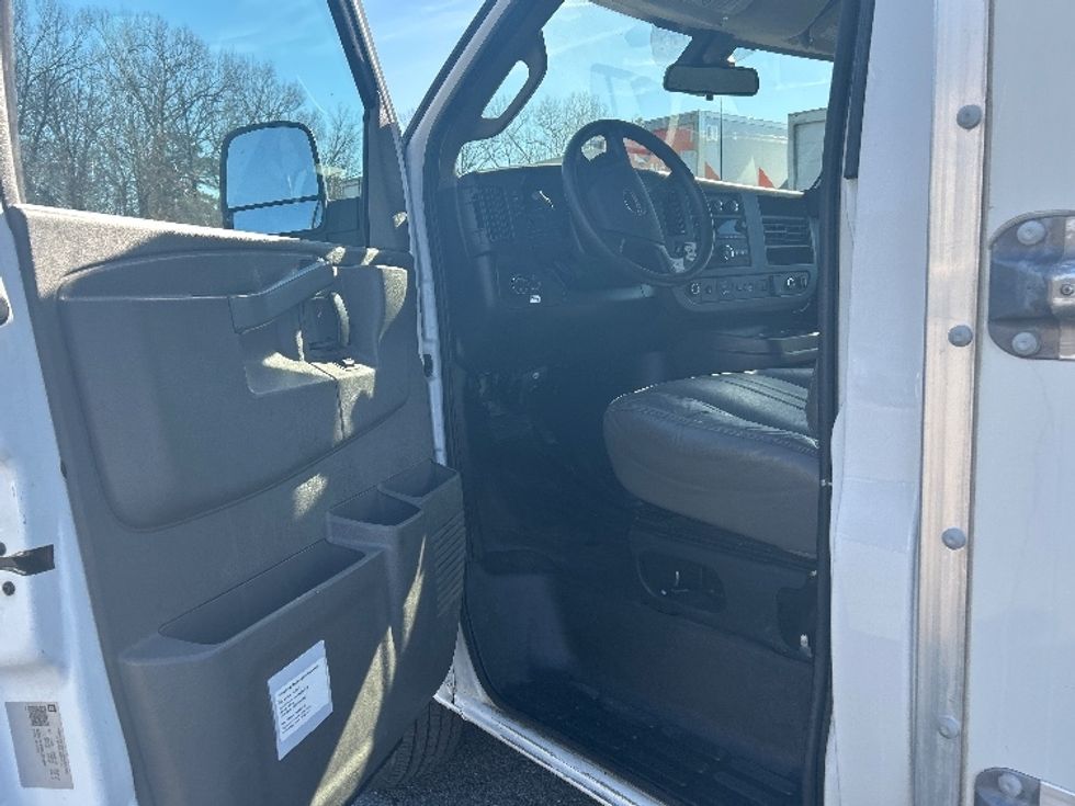 Light Duty Box Truck-Light and Medium Duty Trucks-GMC-2021-Savana G33503-Little Rock-AR-114,114\n\t\tmiles-$ 27,000 - Image 13