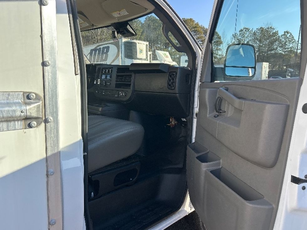 Light Duty Box Truck-Light and Medium Duty Trucks-GMC-2021-Savana G33503-Little Rock-AR-123,485\n\t\tmiles-$ 26,500 - Image 17