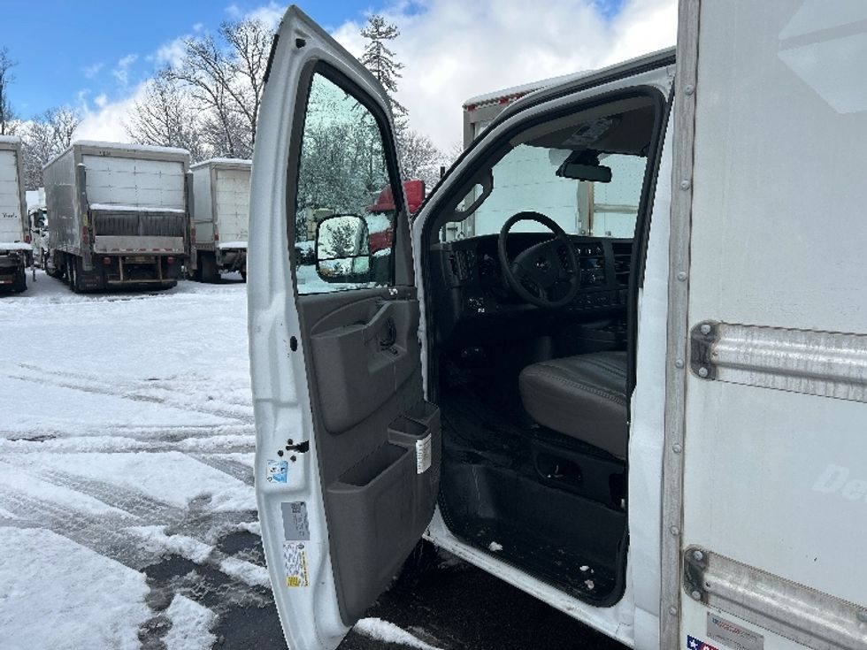 Light Duty Box Truck-Light and Medium Duty Trucks-GMC-2021-Savana G33503-Londonderry-NH-112,895\n\t\tmiles-$ 25,750 - Image 16