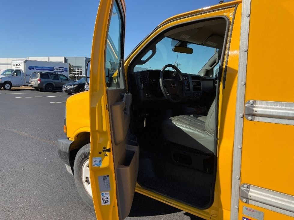 Light Duty Box Truck-Light and Medium Duty Trucks-GMC-2021-Savana G33503-Madison-AL-107,731\n\t\tmiles-$ 26,750 - Image 15