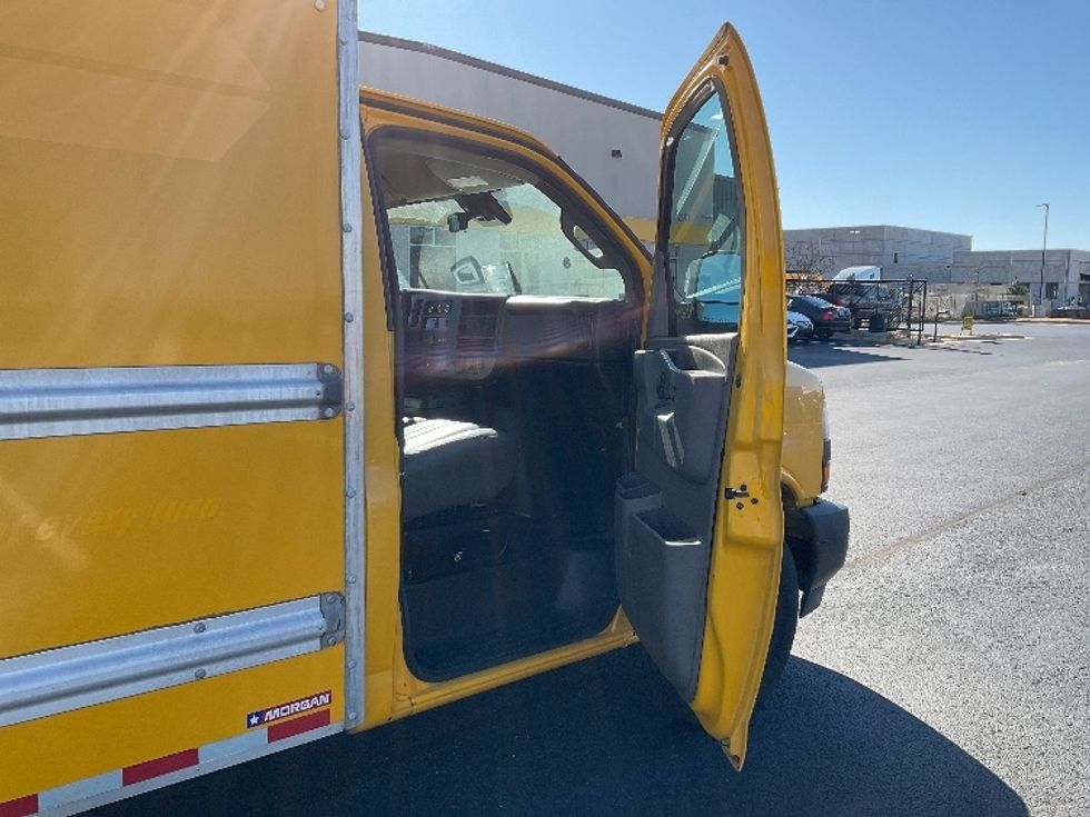 Light Duty Box Truck-Light and Medium Duty Trucks-GMC-2021-Savana G33503-Madison-AL-107,731\n\t\tmiles-$ 26,750 - Image 19