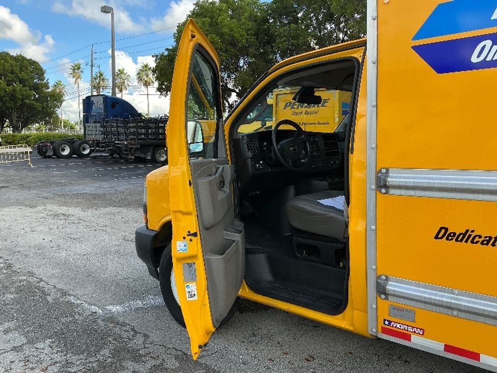 Light Duty Box Truck-Light and Medium Duty Trucks-GMC-2021-Savana G33503-Medley-FL-115,606\n\t\tmiles-$ 24,750 - Image 16
