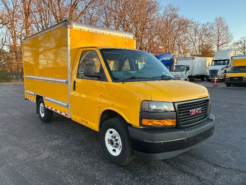 Light Duty Box Truck-Light and Medium Duty Trucks-GMC-2021-Savana G33503-Memphis-TN-102,104\n\t\tmiles-$ 26,000 - Image 1
