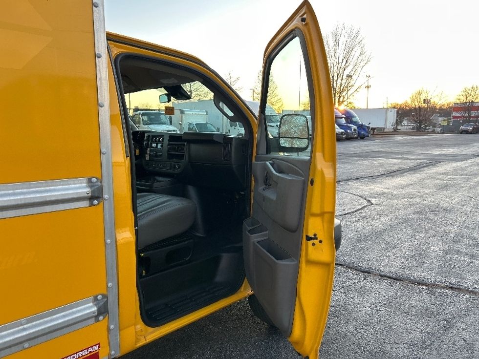 Light Duty Box Truck-Light and Medium Duty Trucks-GMC-2021-Savana G33503-Memphis-TN-102,104\n\t\tmiles-$ 26,000 - Image 19