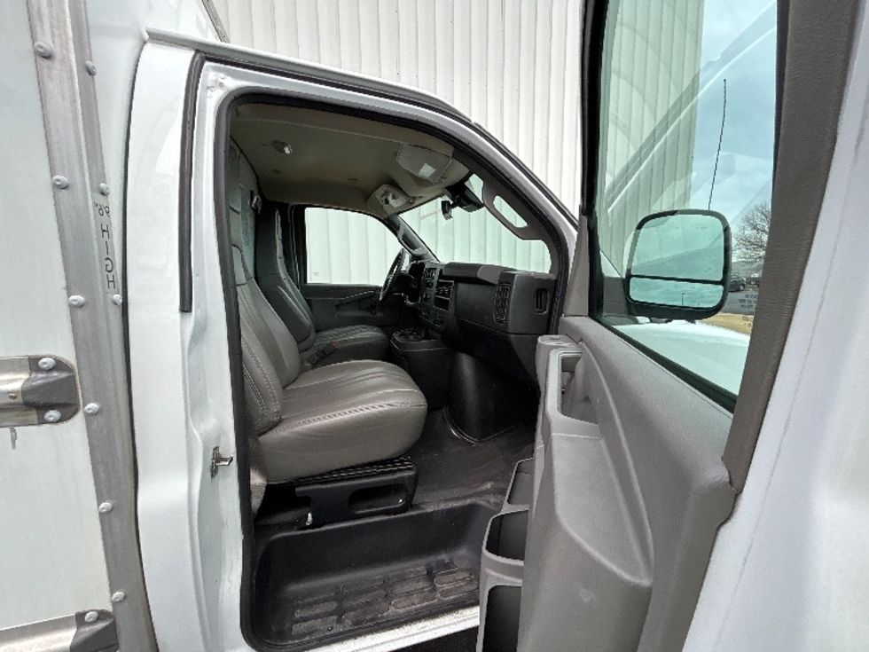 Light Duty Box Truck-Light and Medium Duty Trucks-GMC-2021-Savana G33503-Milwaukee-WI-98,876\n\t\tmiles-$ 29,500 - Image 20
