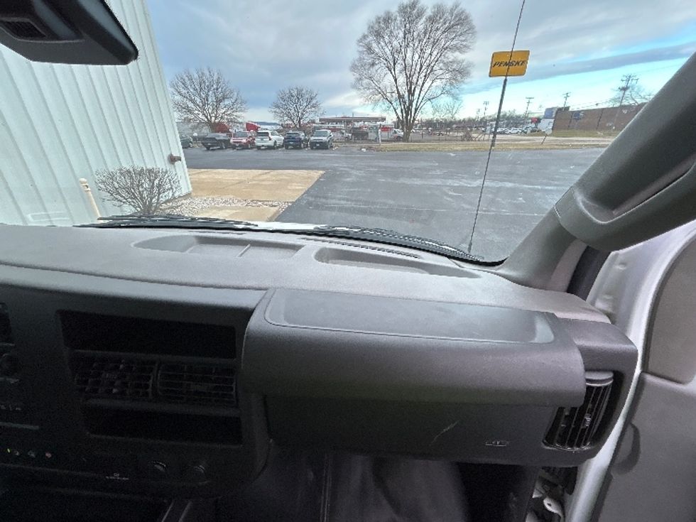 Light Duty Box Truck-Light and Medium Duty Trucks-GMC-2021-Savana G33503-Milwaukee-WI-98,876\n\t\tmiles-$ 29,500 - Image 21