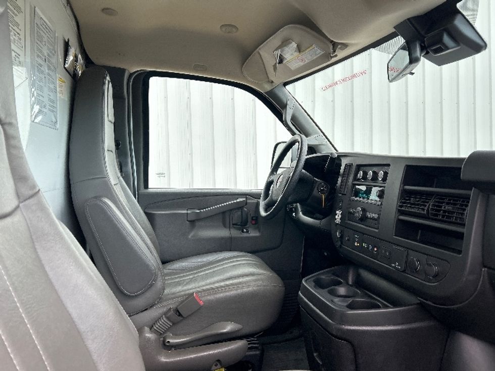 Light Duty Box Truck-Light and Medium Duty Trucks-GMC-2021-Savana G33503-Milwaukee-WI-98,876\n\t\tmiles-$ 29,500 - Image 22