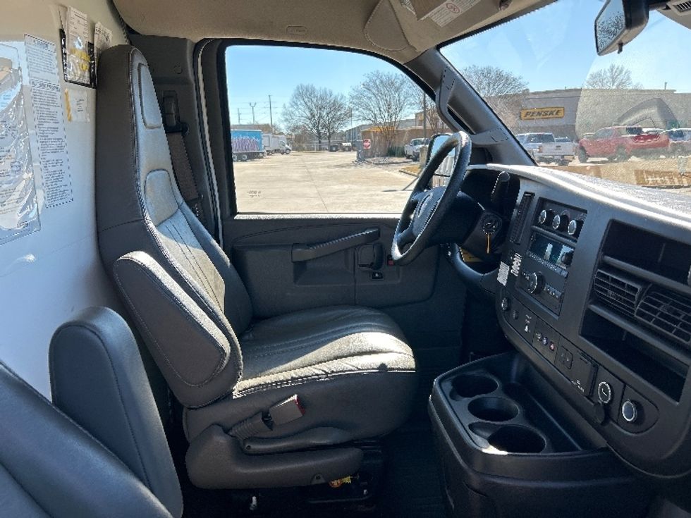 Light Duty Box Truck-Light and Medium Duty Trucks-GMC-2021-Savana G33503-Montgomery-AL-105,496\n\t\tmiles-$ 29,500 - Image 22