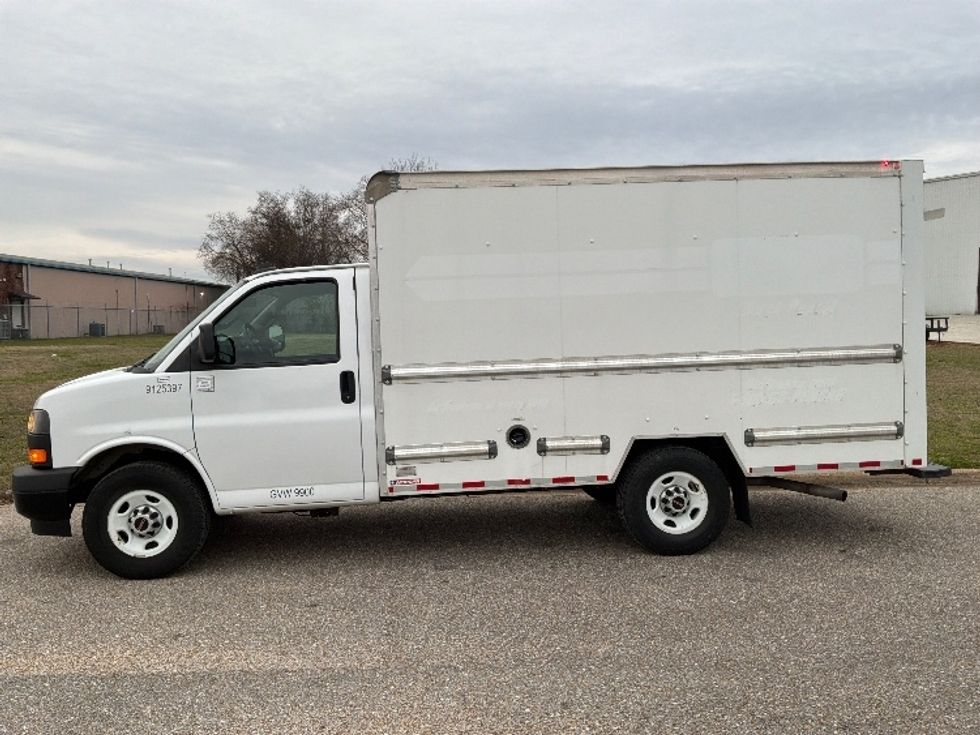 Light Duty Box Truck-Light and Medium Duty Trucks-GMC-2021-Savana G33503-Montgomery-AL-105,496\n\t\tmiles-$ 29,500 - Image 4