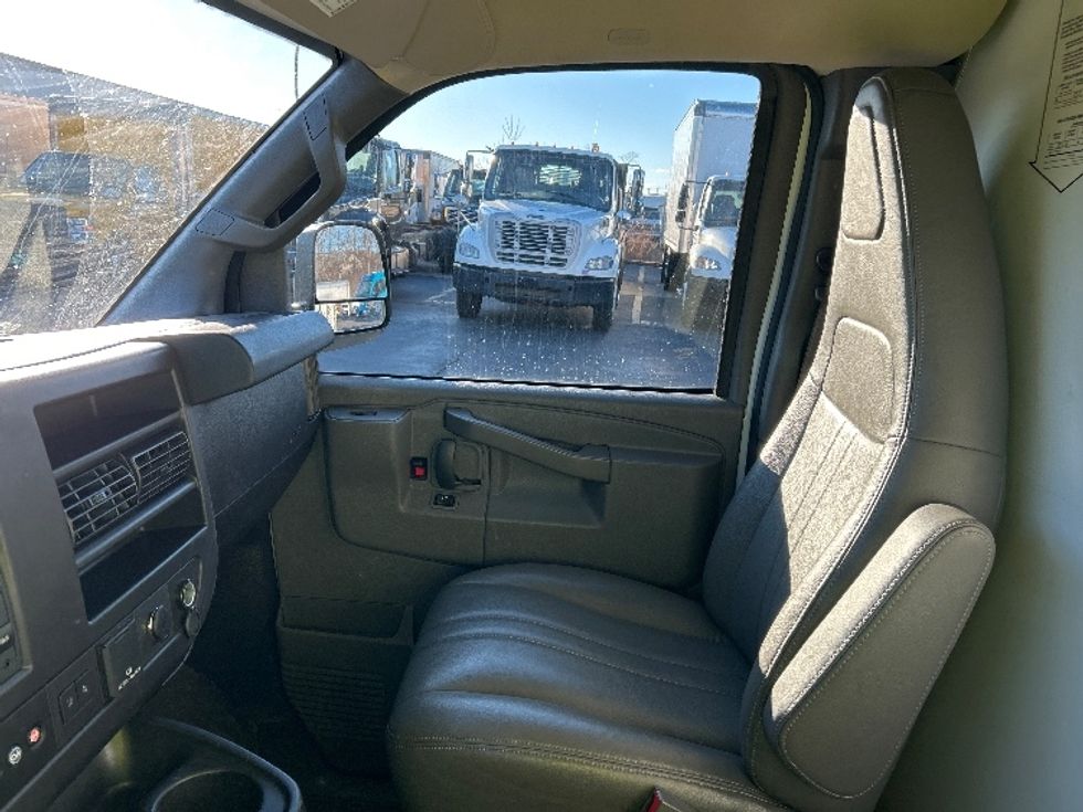 Light Duty Box Truck-Light and Medium Duty Trucks-GMC-2021-Savana G33503-Montgomery-NY-106,687\n\t\tmiles-$ 26,500 - Image 17