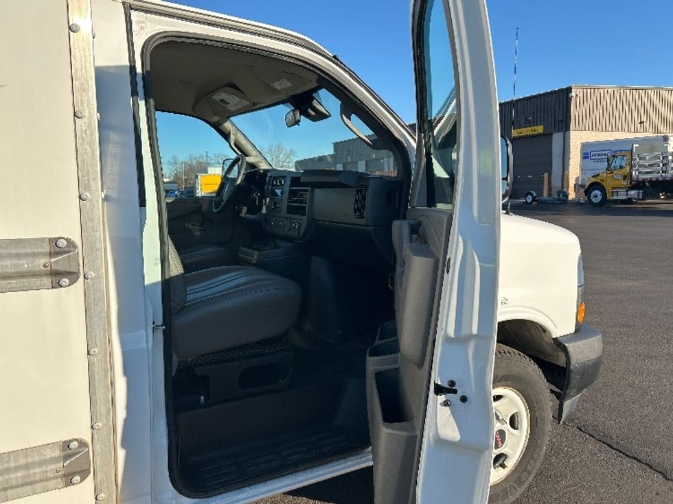 Light Duty Box Truck-Light and Medium Duty Trucks-GMC-2021-Savana G33503-Montgomery-NY-106,687\n\t\tmiles-$ 26,500 - Image 18