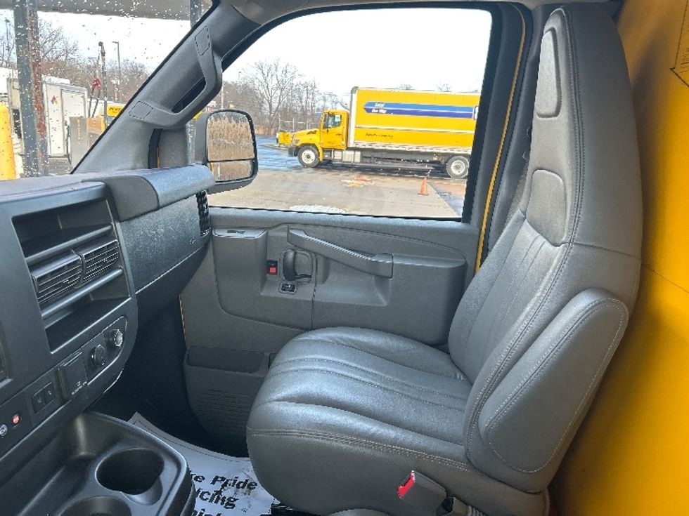 Light Duty Box Truck-Light and Medium Duty Trucks-GMC-2021-Savana G33503-Montgomery-NY-109,900\n\t\tmiles-$ 25,750 - Image 17