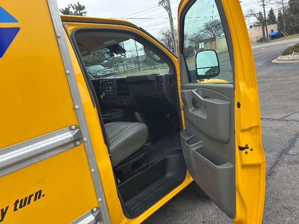 Light Duty Box Truck-Light and Medium Duty Trucks-GMC-2021-Savana G33503-Plymouth-MI-99,625\n\t\tmiles-$ 26,250 - Image 19