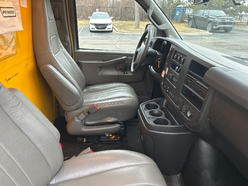 Light Duty Box Truck-Light and Medium Duty Trucks-GMC-2021-Savana G33503-Plymouth-MI-99,625\n\t\tmiles-$ 26,250 - Image 21