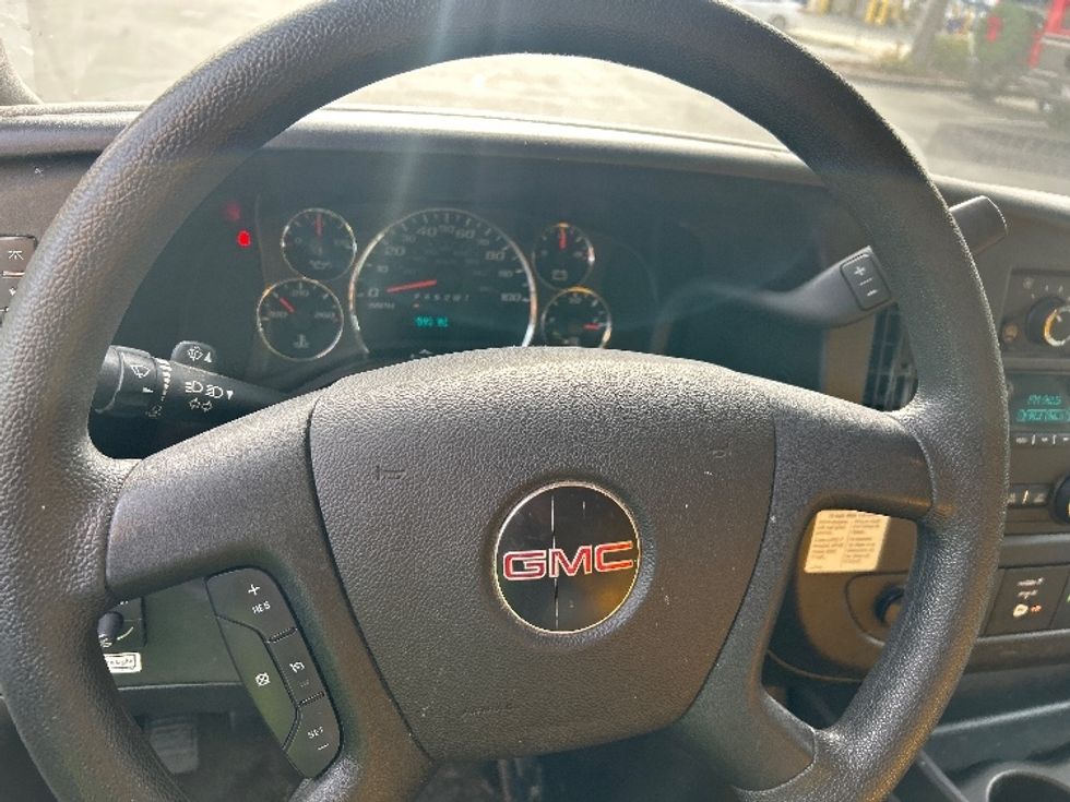 Light Duty Box Truck-Light and Medium Duty Trucks-GMC-2021-Savana G33503-Sacramento-CA-123,593\n\t\tmiles-$ 24,750 - Image 17