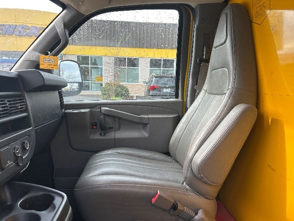 Light Duty Box Truck-Light and Medium Duty Trucks-GMC-2021-Savana G33503-Sacramento-CA-123,593\n\t\tmiles-$ 24,750 - Image 19