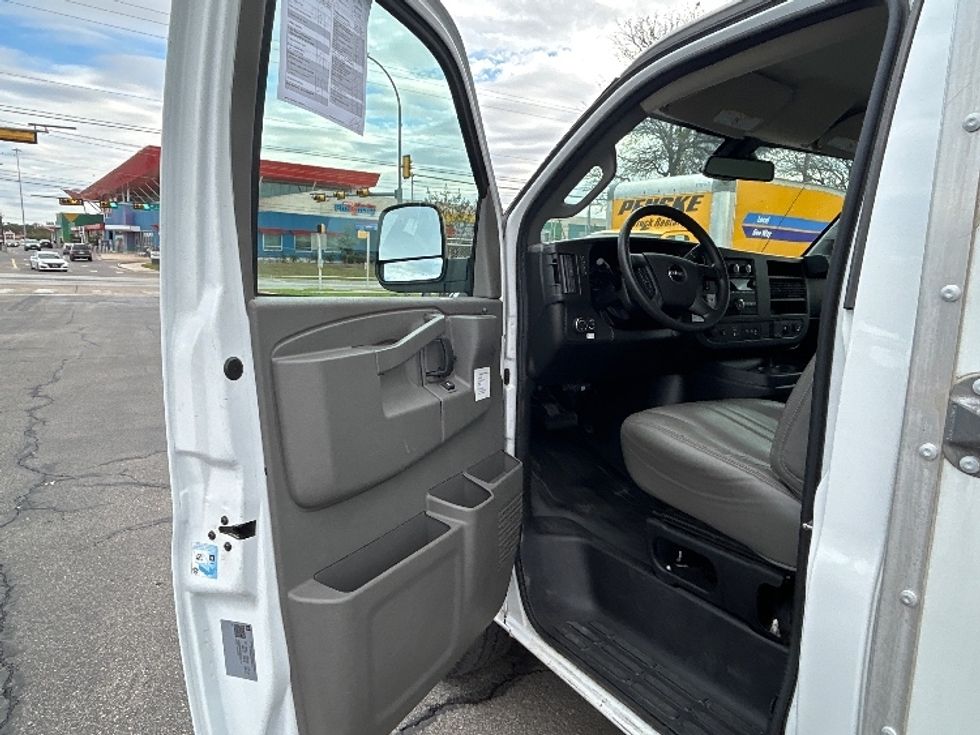 Light Duty Box Truck-Light and Medium Duty Trucks-GMC-2021-Savana G33503-San Antonio-TX-111,941\n\t\tmiles-$ 27,500 - Image 15