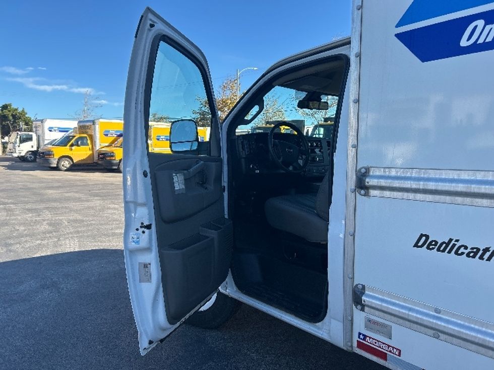 Light Duty Box Truck-Light and Medium Duty Trucks-GMC-2021-Savana G33503-Santa Maria-CA-117,946\n\t\tmiles-$ 28,000 - Image 16