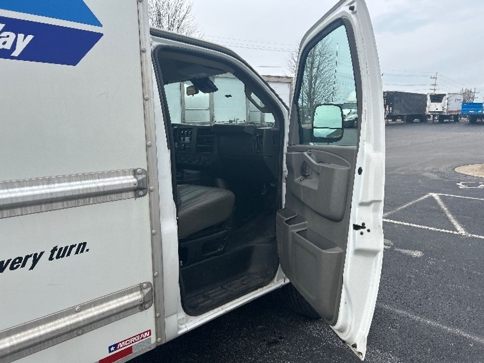 Light Duty Box Truck-Light and Medium Duty Trucks-GMC-2021-Savana G33503-Springfield-MO-118,979\n\t\tmiles-$ 26,500 - Image 13