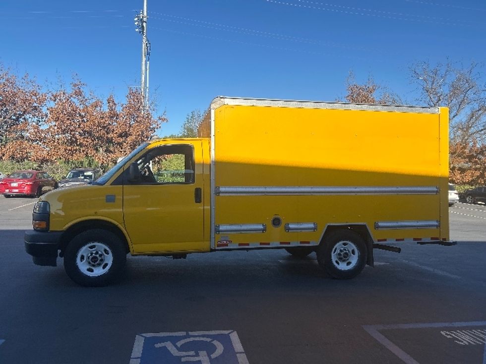 Light Duty Box Truck-Light and Medium Duty Trucks-GMC-2021-Savana G33503-Sun Valley-CA-103,032\n\t\tmiles-$ 27,250 - Image 4