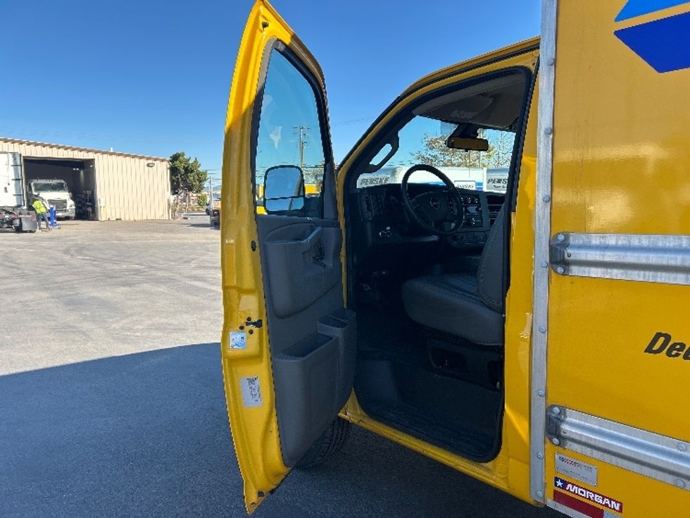 Light Duty Box Truck-Light and Medium Duty Trucks-GMC-2021-Savana G33503-Torrance-CA-101,120\n\t\tmiles-$ 22,000 - Image 14