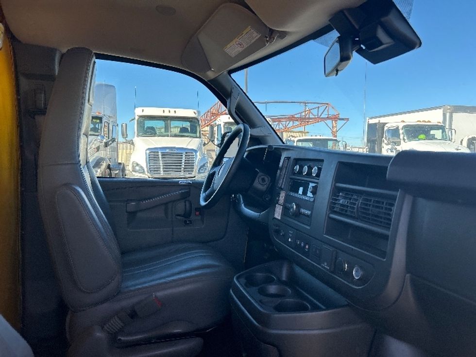 Light Duty Box Truck-Light and Medium Duty Trucks-GMC-2021-Savana G33503-Torrance-CA-101,120\n\t\tmiles-$ 22,000 - Image 19