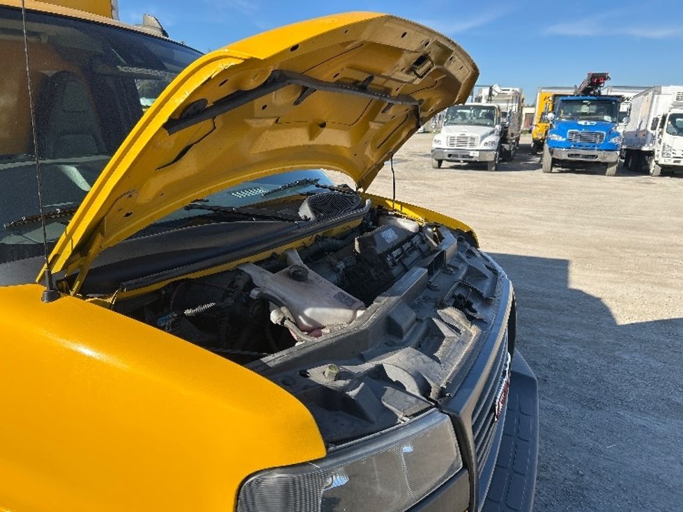 Light Duty Box Truck-Light and Medium Duty Trucks-GMC-2021-Savana G33503-West Sacramento-CA-105,780\n\t\tmiles-$ 27,000 - Image 23