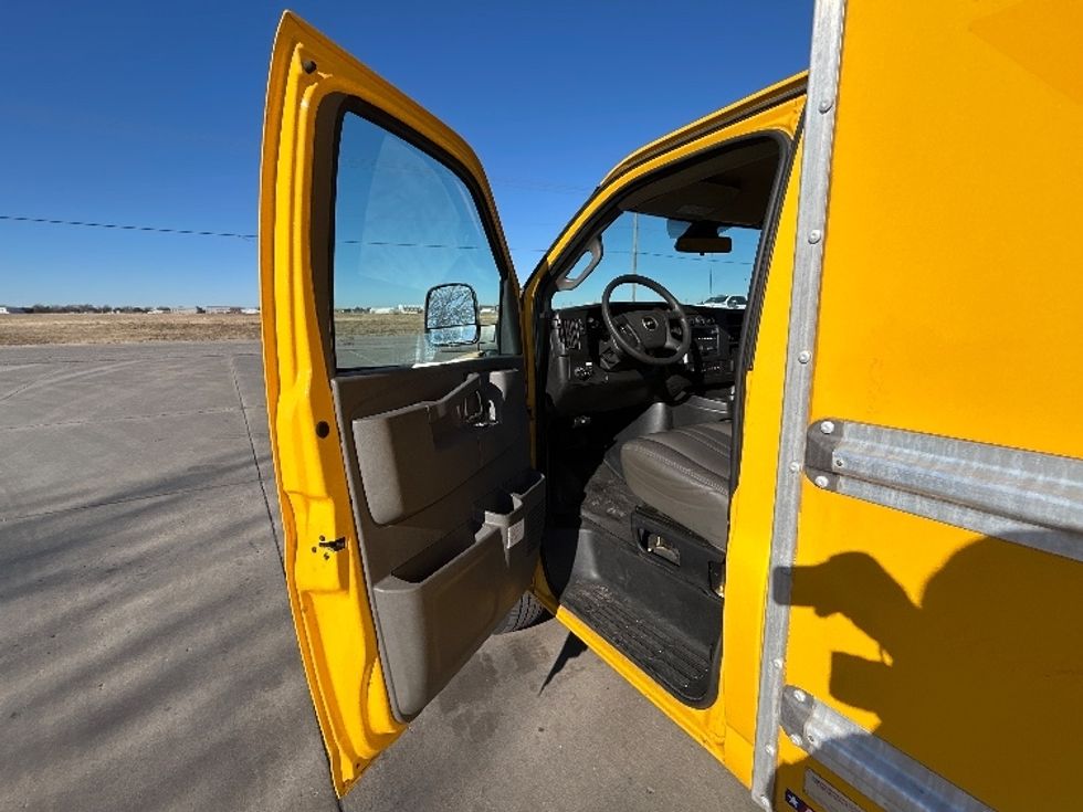 Light Duty Box Truck-Light and Medium Duty Trucks-GMC-2021-Savana G33503-Wichita-KS-103,074\n\t\tmiles-$ 26,000 - Image 15