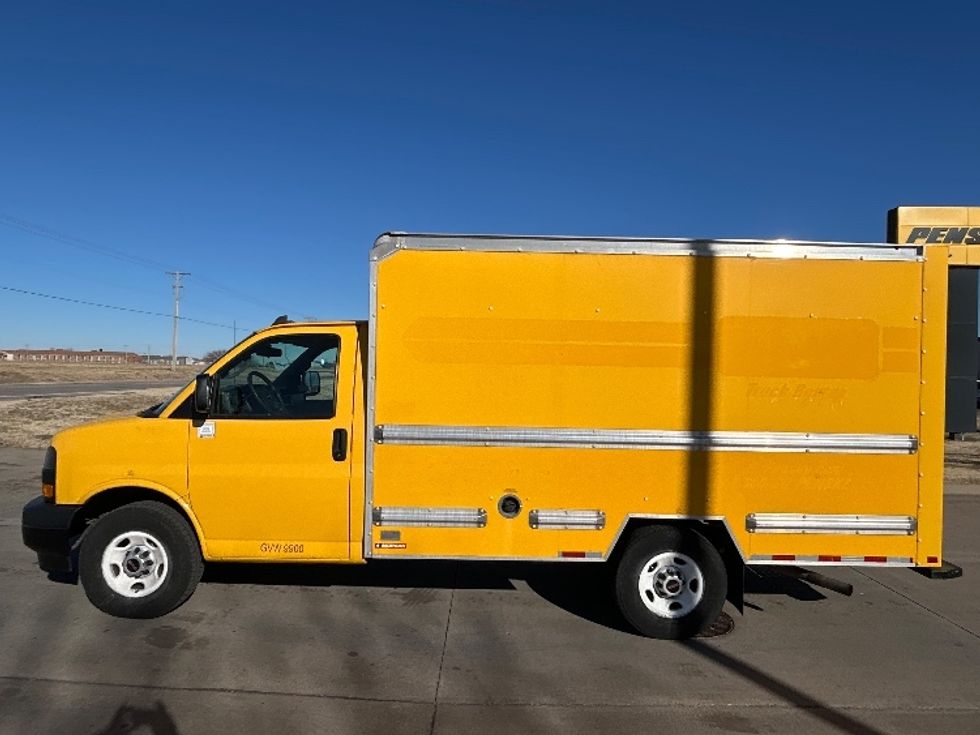 Light Duty Box Truck-Light and Medium Duty Trucks-GMC-2021-Savana G33503-Wichita-KS-103,074\n\t\tmiles-$ 26,000 - Image 4