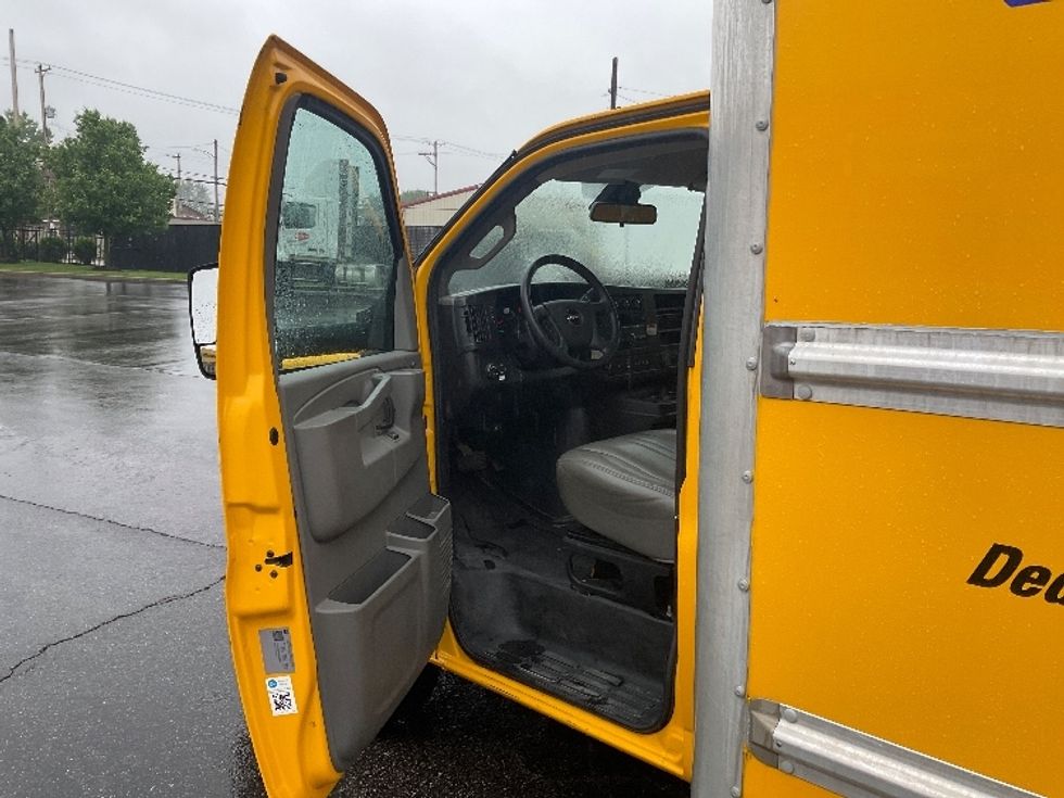 Light Duty Box Truck-Light and Medium Duty Trucks-GMC-2021-Savana G33903-Akron-OH-100,620\n\t\tmiles-$ 25,250 - Image 16