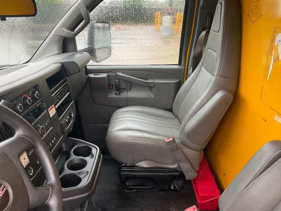 Light Duty Box Truck-Light and Medium Duty Trucks-GMC-2021-Savana G33903-Akron-OH-100,620\n\t\tmiles-$ 25,250 - Image 19