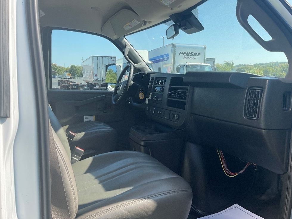 Light Duty Box Truck-Light and Medium Duty Trucks-GMC-2021-Savana G33903-Akron-OH-117,092\n\t\tmiles-$ 26,500 - Image 22