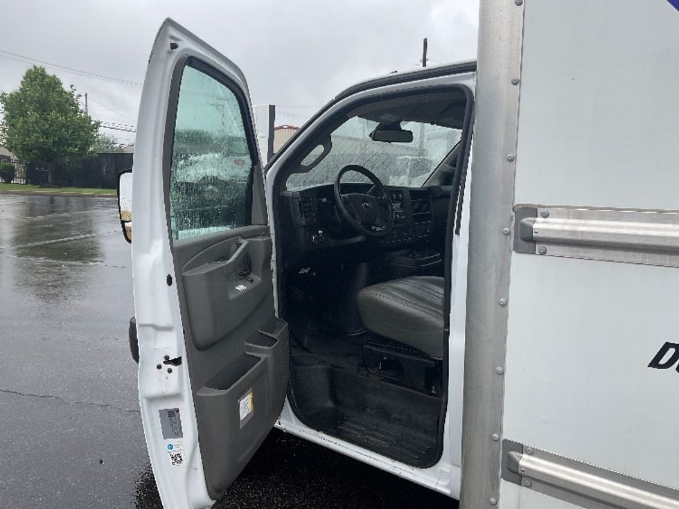 Light Duty Box Truck-Light and Medium Duty Trucks-GMC-2021-Savana G33903-Akron-OH-98,256\n\t\tmiles-$ 28,500 - Image 16