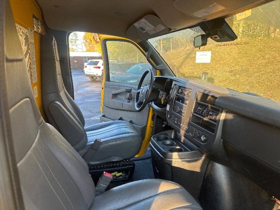 Light Duty Box Truck-Light and Medium Duty Trucks-GMC-2021-Savana G33903-Alexandria-VA-102,880\n\t\tmiles-$ 25,250 - Image 22