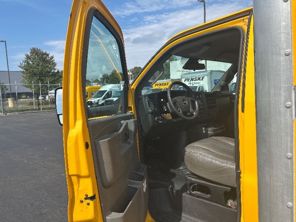 Light Duty Box Truck-Light and Medium Duty Trucks-GMC-2021-Savana G33903-Alexandria-VA-104,841\n\t\tmiles-$ 25,000 - Image 14