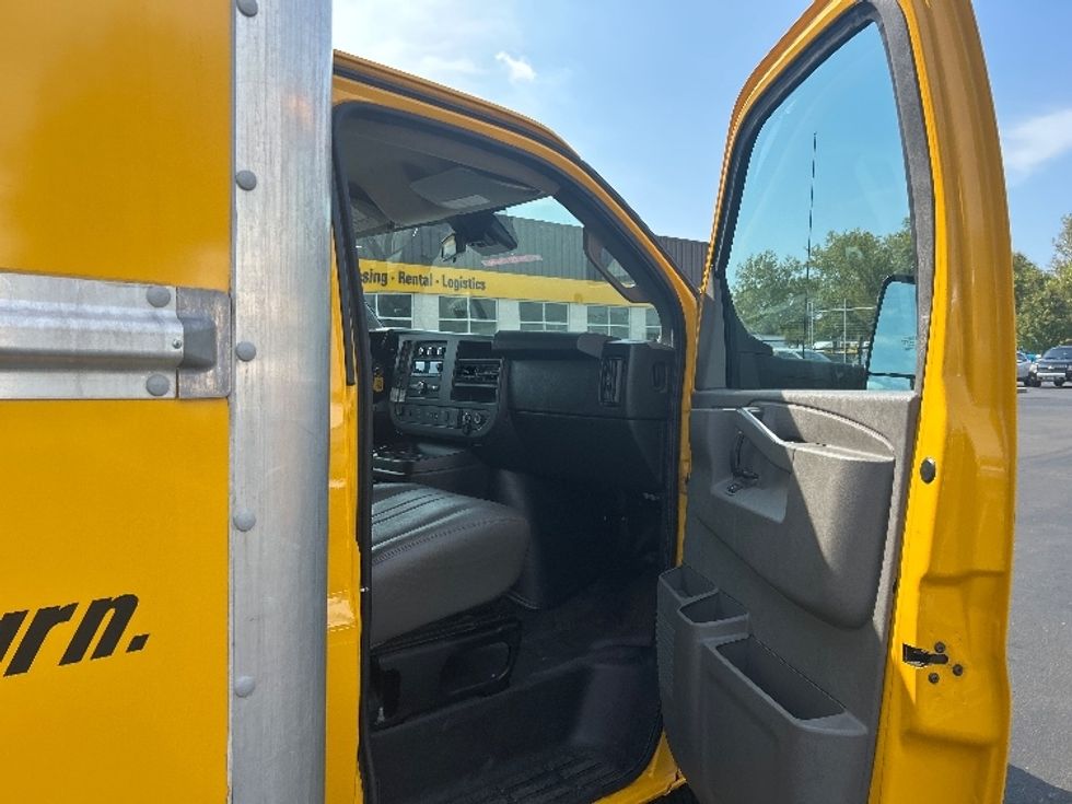 Light Duty Box Truck-Light and Medium Duty Trucks-GMC-2021-Savana G33903-Alexandria-VA-104,841\n\t\tmiles-$ 25,000 - Image 17