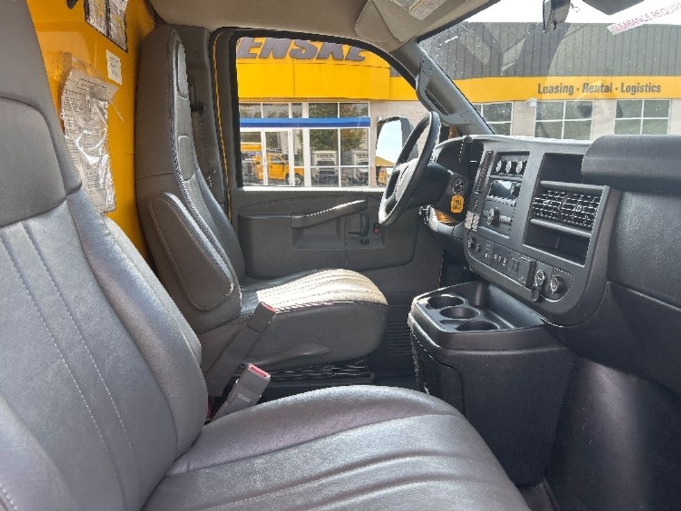 Light Duty Box Truck-Light and Medium Duty Trucks-GMC-2021-Savana G33903-Alexandria-VA-104,841\n\t\tmiles-$ 25,000 - Image 19