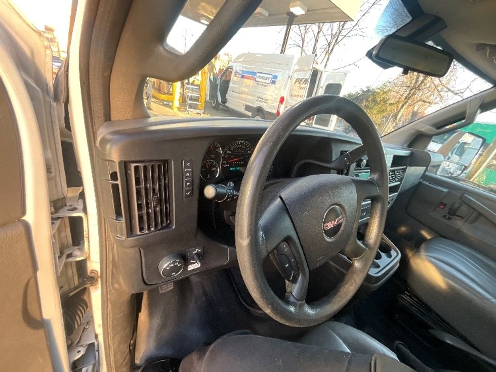 Light Duty Box Truck-Light and Medium Duty Trucks-GMC-2021-Savana G33903-Alexandria-VA-71,489\n\t\tmiles-$ 34,500 - Image 17