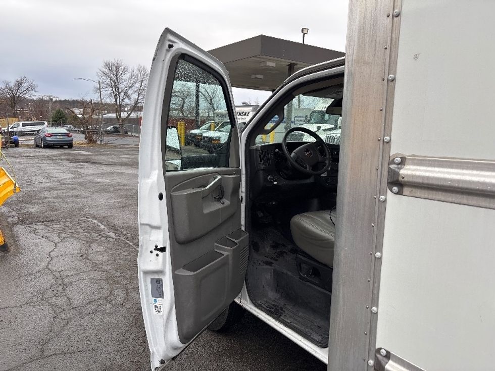 Light Duty Box Truck-Light and Medium Duty Trucks-GMC-2021-Savana G33903-Alexandria-VA-87,418\n\t\tmiles-$ 30,000 - Image 16