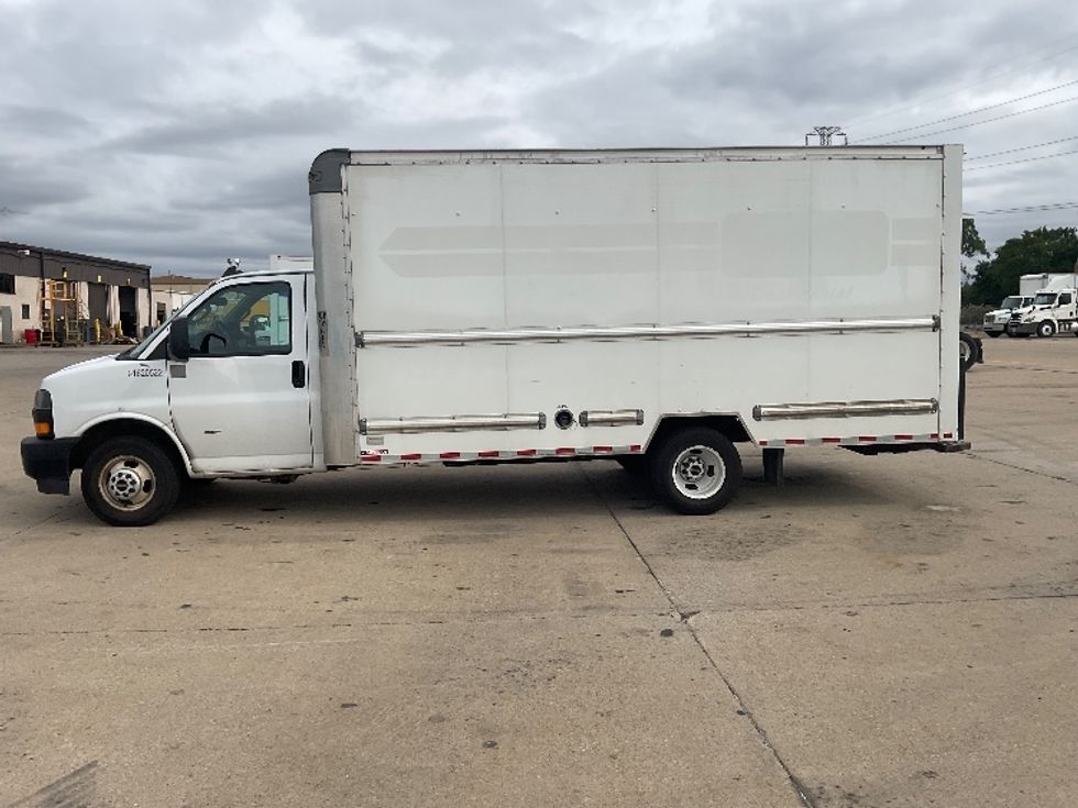 Light Duty Box Truck-Light and Medium Duty Trucks-GMC-2021-Savana G33903-Allen Park-MI-104,902\n\t\tmiles-$ 27,250 - Image 4