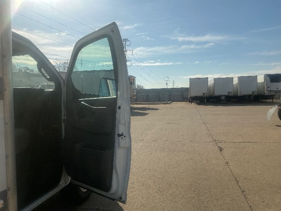 Light Duty Box Truck-Light and Medium Duty Trucks-GMC-2021-Savana G33903-Allen Park-MI-122,745\n\t\tmiles-$ 27,250 - Image 19