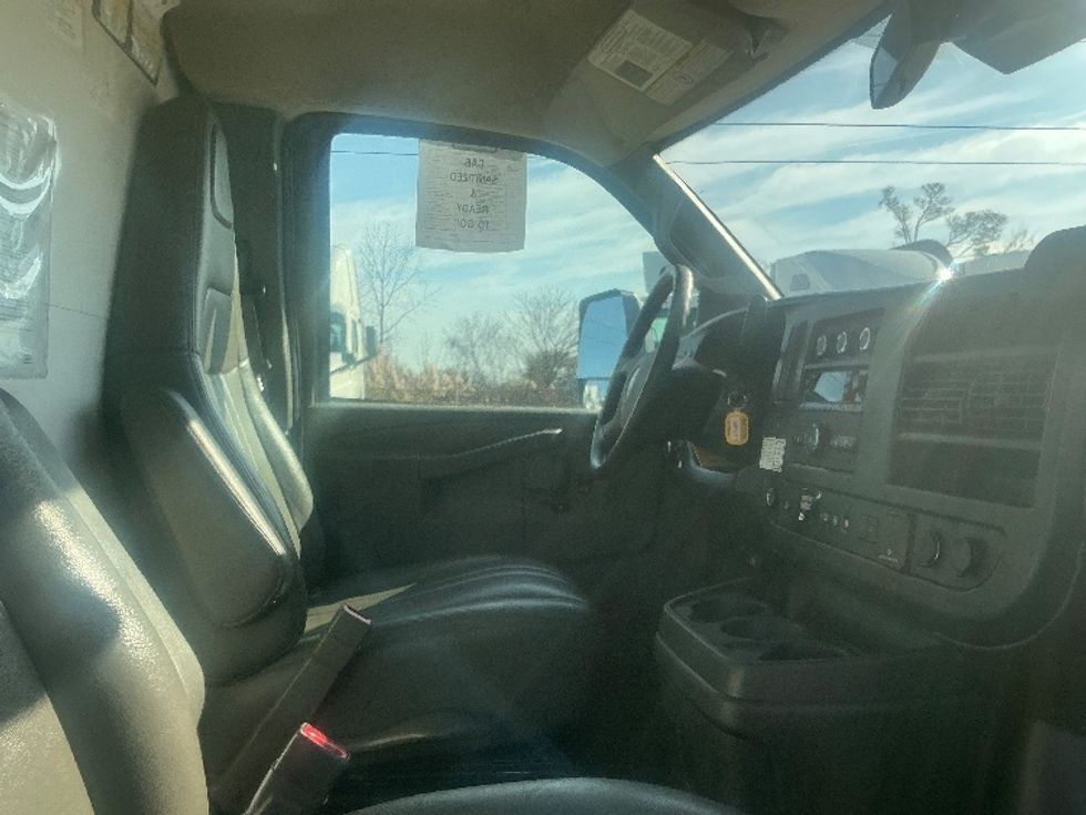 Light Duty Box Truck-Light and Medium Duty Trucks-GMC-2021-Savana G33903-Allen Park-MI-122,745\n\t\tmiles-$ 27,250 - Image 21