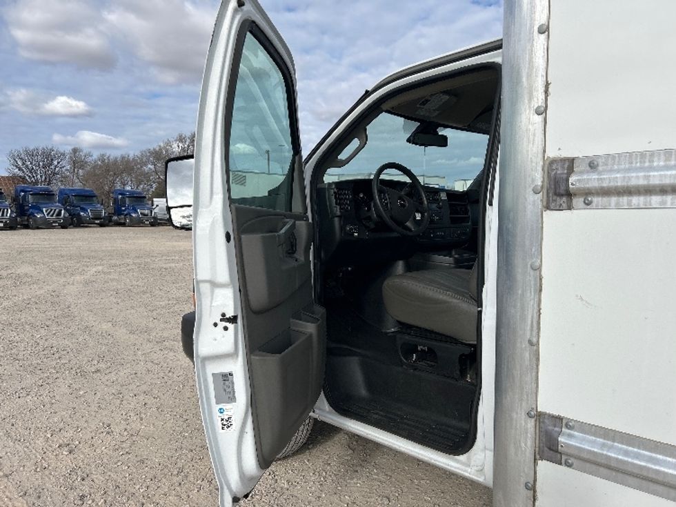 Light Duty Box Truck-Light and Medium Duty Trucks-GMC-2021-Savana G33903-Amarillo-TX-113,808\n\t\tmiles-$ 27,750 - Image 16