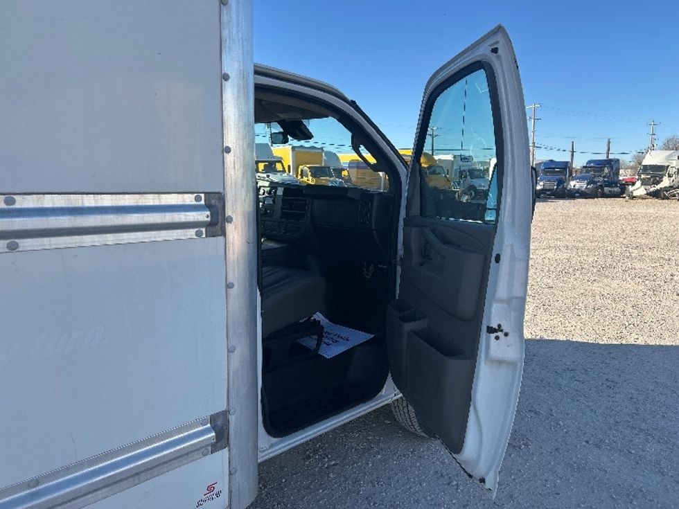 Light Duty Box Truck-Light and Medium Duty Trucks-GMC-2021-Savana G33903-Amarillo-TX-113,808\n\t\tmiles-$ 27,750 - Image 20