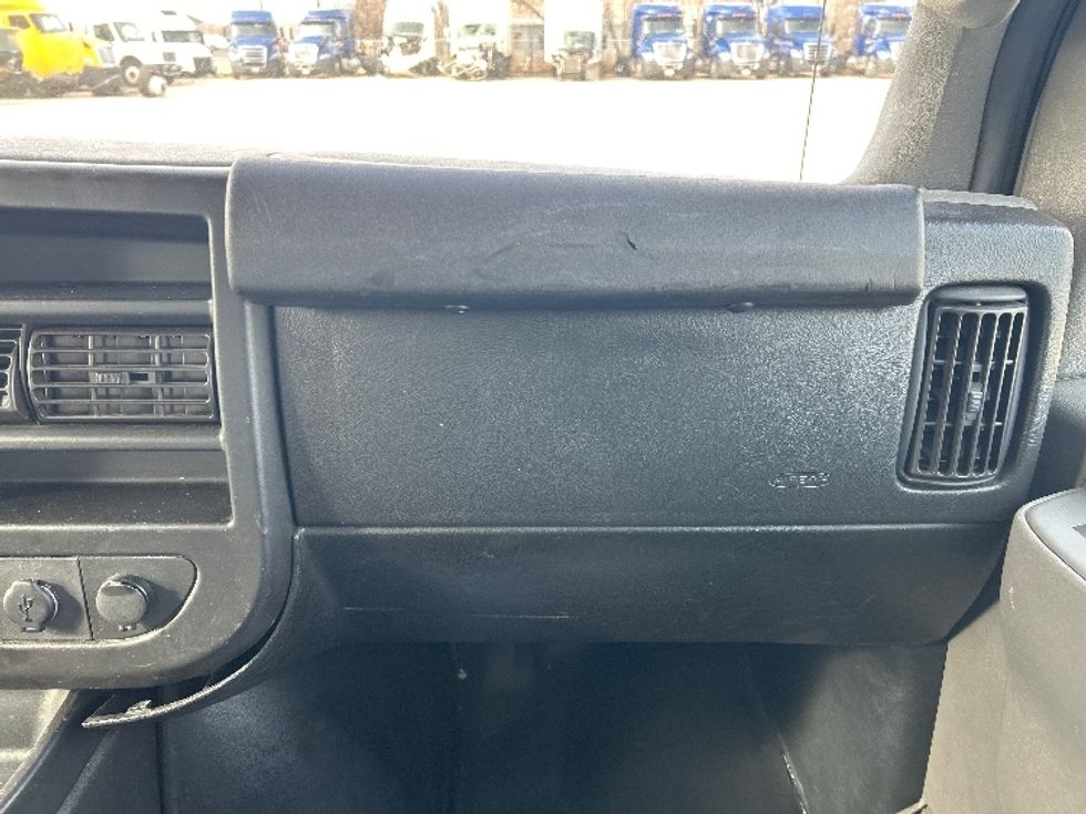 Light Duty Box Truck-Light and Medium Duty Trucks-GMC-2021-Savana G33903-Amarillo-TX-113,808\n\t\tmiles-$ 27,750 - Image 21