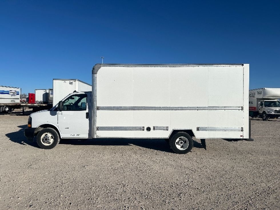 Light Duty Box Truck-Light and Medium Duty Trucks-GMC-2021-Savana G33903-Amarillo-TX-113,808\n\t\tmiles-$ 27,750 - Image 4