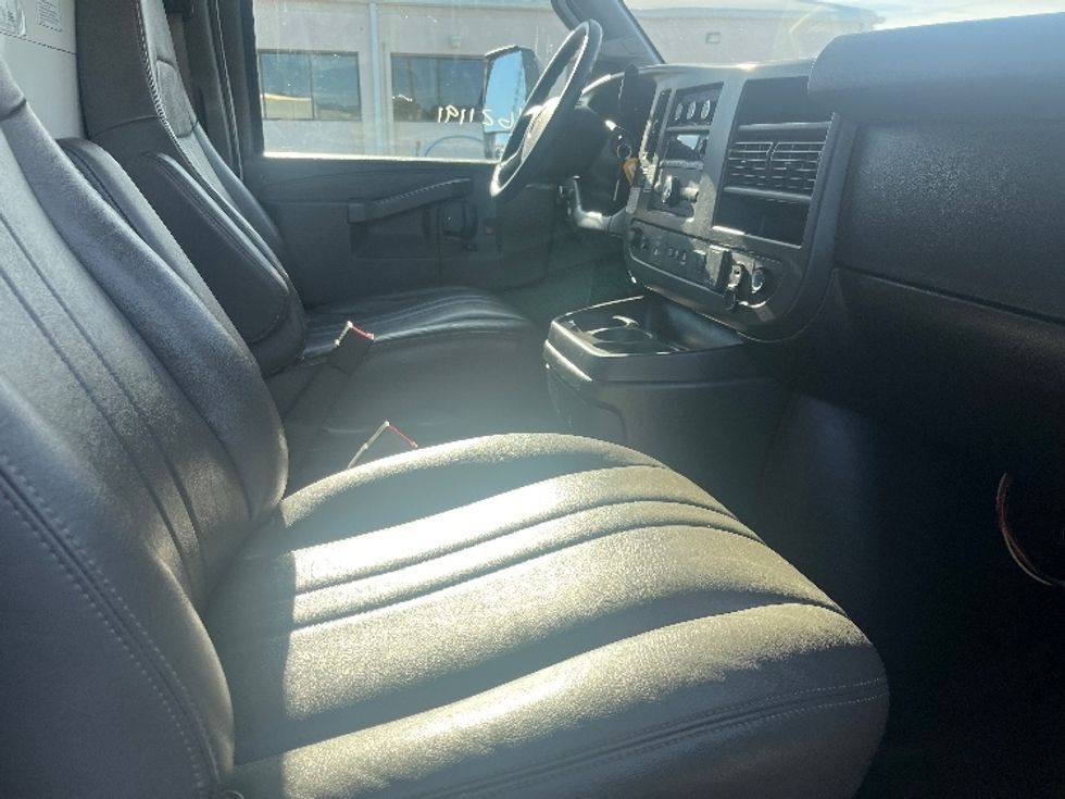 Light Duty Box Truck-Light and Medium Duty Trucks-GMC-2021-Savana G33903-Apopka-FL-111,508\n\t\tmiles-$ 29,500 - Image 22